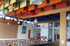 Basisschool De Kwakkel heeft panels gemaakt van gerecycled textiel.