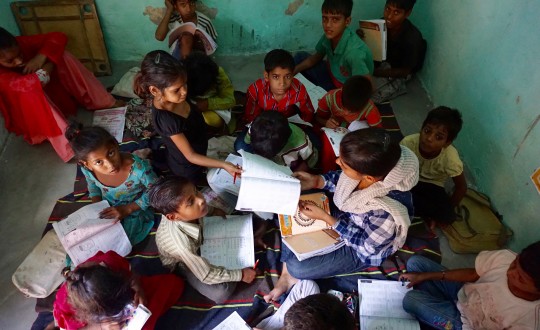 Kinderen in India van het Step-Up project. Het Step-Up programma zorgt er voor dat kinderen van textielarbeiders een kans krijgen om naar school te gaan.