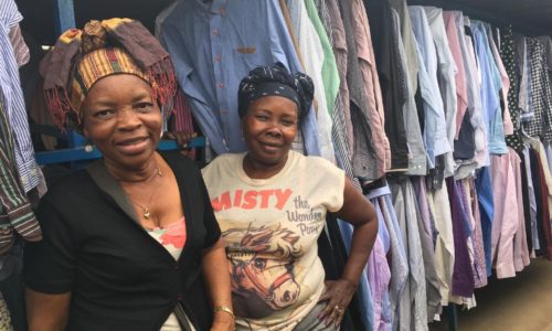 Terwijl Jona José en Victoria Luís op de markt van Asa Branca in Luanda tweedehands kleding, verkopen, volgen hun dochters de naaiopleiding van het door Sympany ondersteunde project voor vrouwelijke ondernemers en hun familie leden.